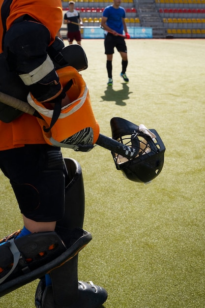 Gratis foto hockeyspelers tijdens een wedstrijd op het gras