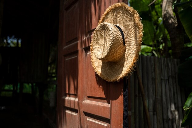 Hoed die buiten aan de deurknop hangt