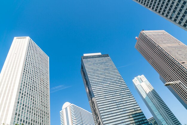 Hoge gebouwen en blauwe lucht - Shinjuku, Tokio
