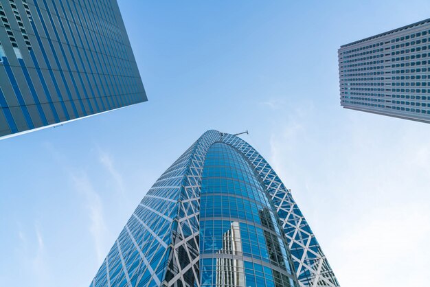 Hoge gebouwen en blauwe lucht - Shinjuku, Tokio