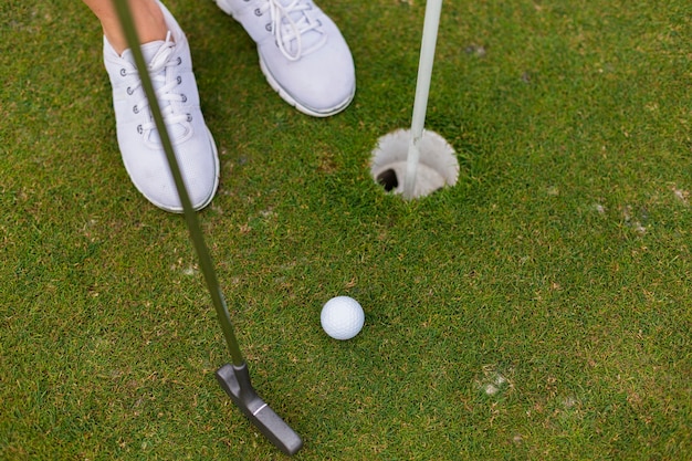 Hoge hoek actieve speler op de golfbaan