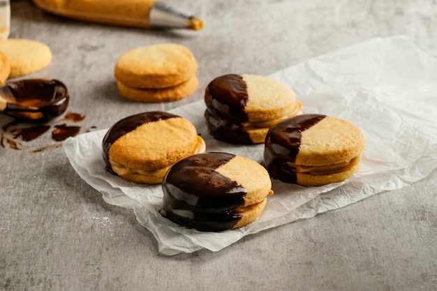 Gratis foto hoge hoek alfajores met chocolade