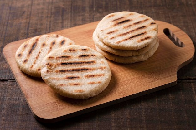 Hoge hoek arepas op houten bord