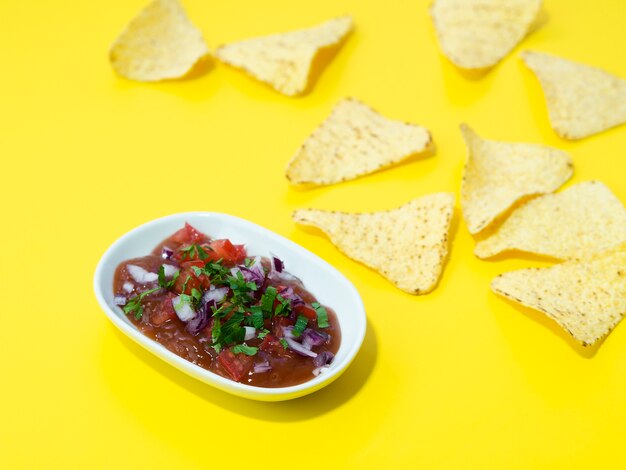 Hoge hoek arrangement met tortilla chips en saus