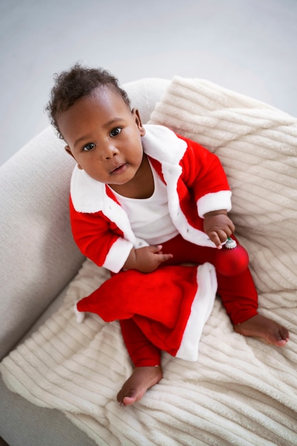 Gratis foto hoge hoek baby met kerstoutfit