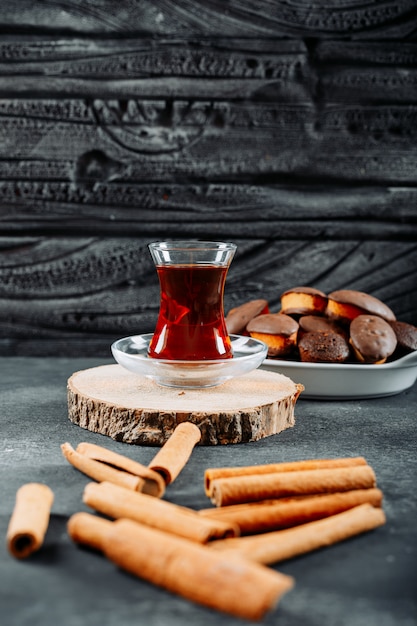 Gratis foto hoge hoek bekijken gebak stokken in borden en kom met rollade