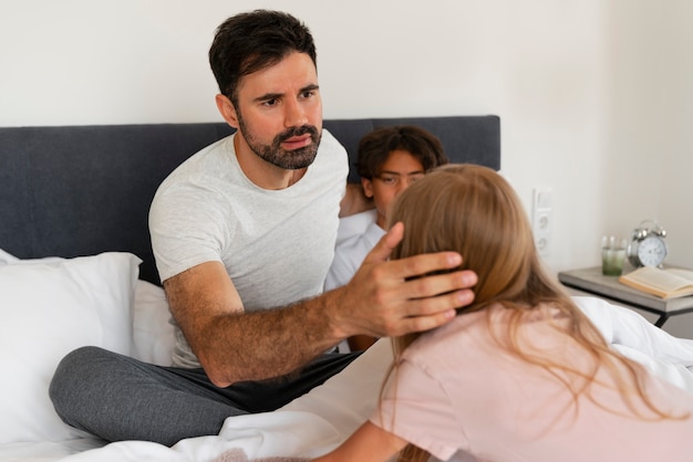 Hoge hoek bezorgde vader helpt meisje met luizen