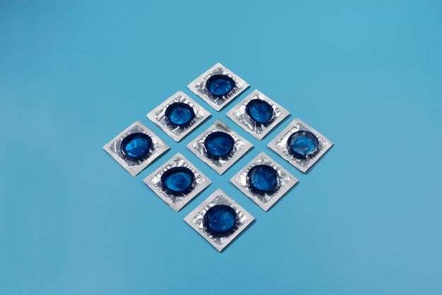 Hoge hoek blauwe condooms arrangement