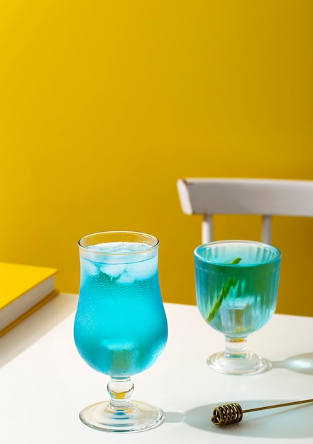 Hoge hoek blauwe drank in glazen