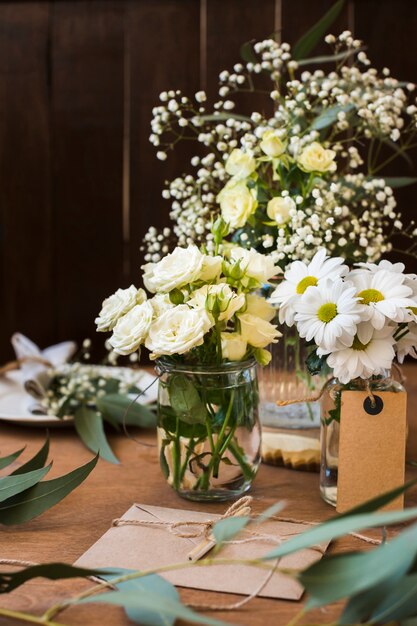 Hoge hoek bloeiende bloemen in vazen