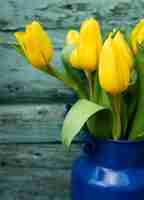 Gratis foto hoge hoek boeket gele tulpen