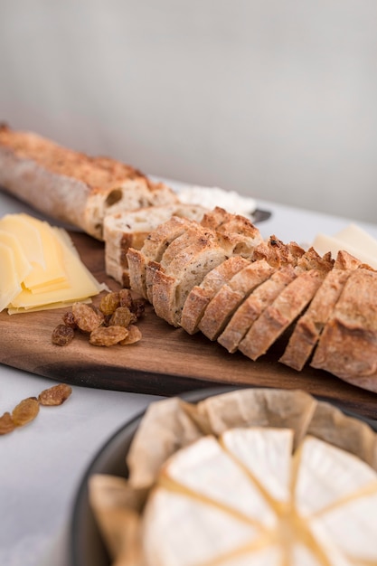 Hoge hoek brood op snijplank