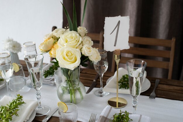 Hoge hoek bruiloft tafel arrangement met bloemen