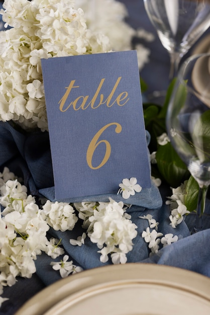 Gratis foto hoge hoek bruiloft tafel arrangement met bloemen