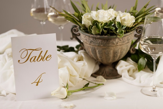 Hoge hoek bruiloft tafelnummer met bloemen