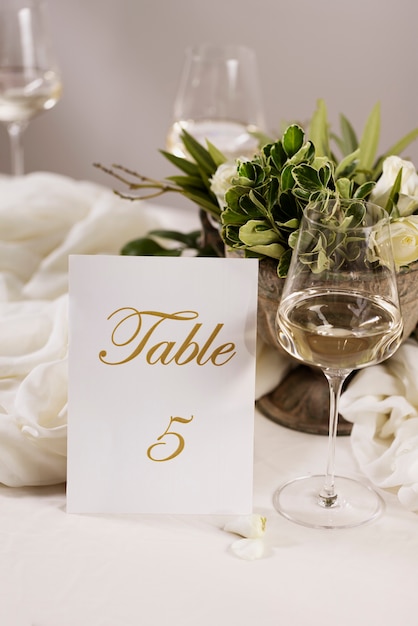 Hoge hoek bruiloft tafelnummer met planten
