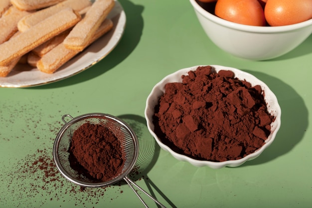 Gratis foto hoge hoek cacaopoeder voor tiramisu recept