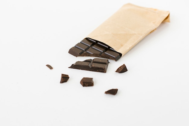 Hoge hoek chocoladereep in papieren zak