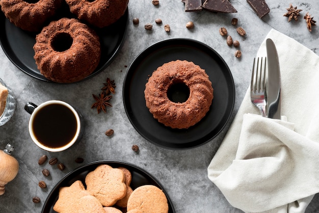 Hoge hoek chocoladetaart met koekjes en koffie