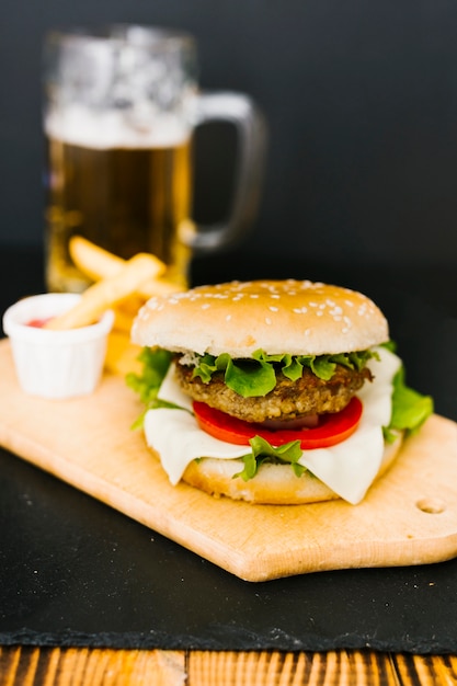 Hoge hoek close-up hamburger met frietjes op plaat