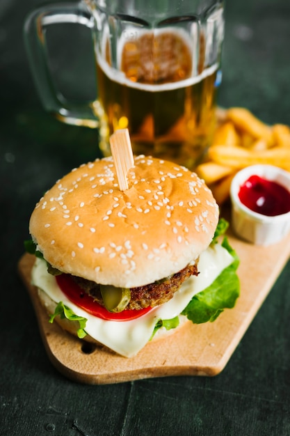 Hoge hoek close-up hamburger met frietjes op plaat