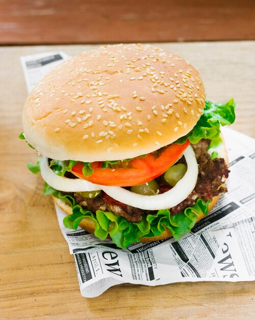 Hoge hoek close-up hamburger op krant