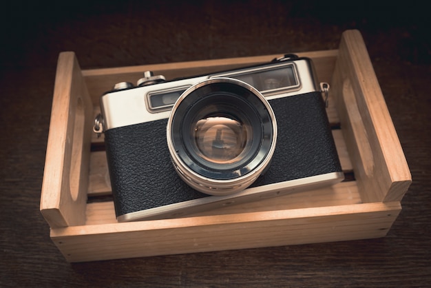 Hoge hoek close-up shot van een vintage camera in een kluisje onder het licht