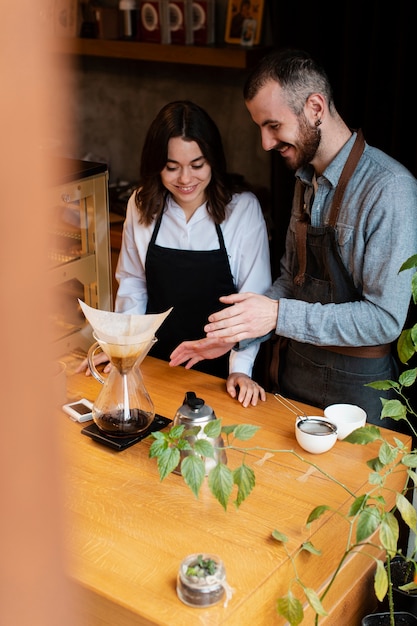 Gratis foto hoge hoek coffeeshoppartners werken