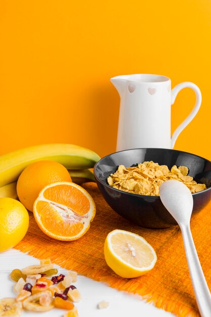 Hoge hoek cornflakes met sinaasappel en bananen