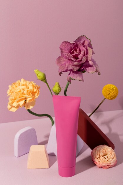 Hoge hoek cosmetische container en bloemen