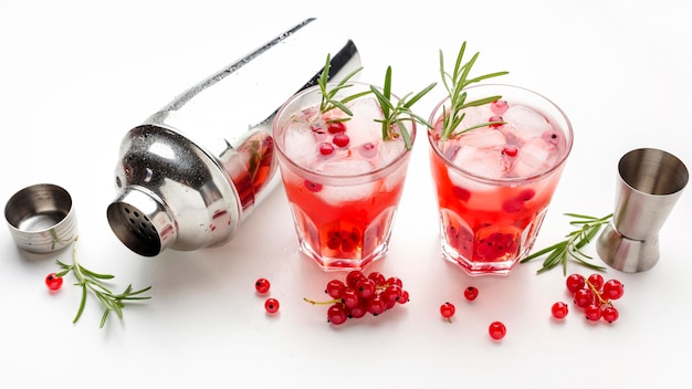 Gratis foto hoge hoek cranberry wodka glas en shaker