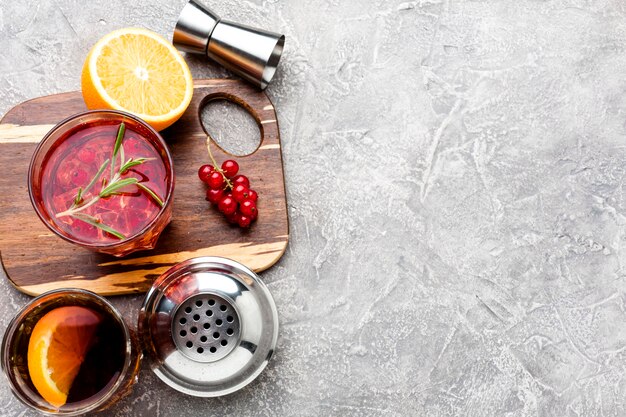 Hoge hoek cranberry wodka op snijplank met kopie-ruimte