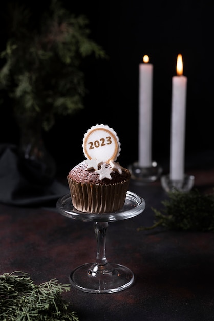 Gratis foto hoge hoek cupcake en kaarsen arrangement