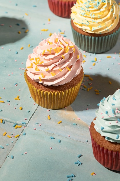 Gratis foto hoge hoek cupcakes met glazuur assortiment