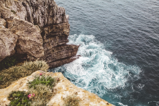 Hoge hoek die van de blauwe zee en de kust is ontsproten