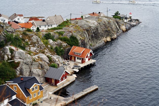 Hoge hoek die van de kleine huizen door de zee in Kragero, Telemark, Noorwegen is ontsproten