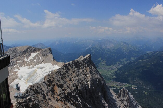 Hoge hoek die van de mooie Zugspitze-piek dichtbij de stad Garmisch Partenkirchen in Duitsland is ontsproten