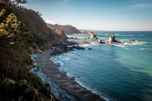 Hoge hoek die van een mooi Silence-strand in Castañeras, Asturias, Spanje is ontsproten