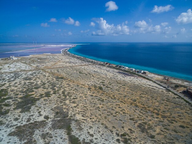 Hoge hoek die van een tropisch strand in Caraïbisch Bonaire is ontsproten