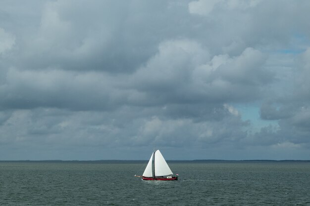 Hoge hoek die van een zeilboot in de zee is ontsproten