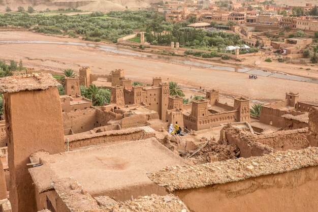Hoge hoek die van het historische dorp Kasbah Ait Ben Haddou‌ in Marokko is ontsproten