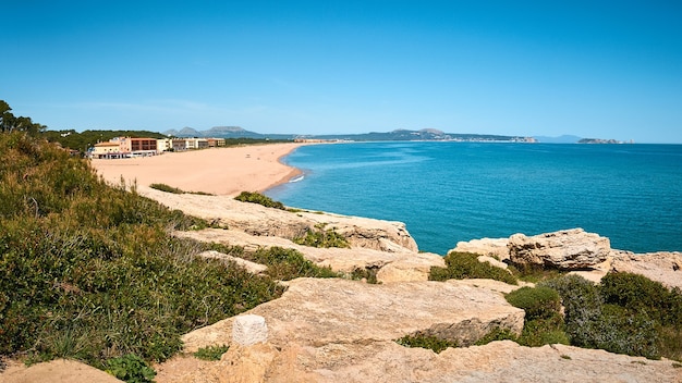 Hoge hoek die van het openbare strand Playa Illa Roja in Spanje is ontsproten