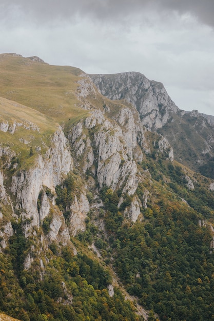 Gratis foto hoge hoek die van rotsachtige bergen in vlasic, bosnië is ontsproten op een sombere dag