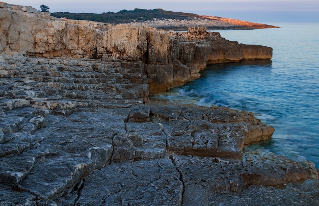 Gratis foto hoge hoek die van rotsen in de kust van kamenjak in istrië, kroatië is ontsproten