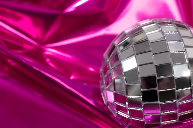 Hoge hoek disco globe op roze papier