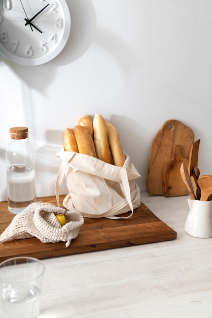 Gratis foto hoge hoek eten op een houten bord