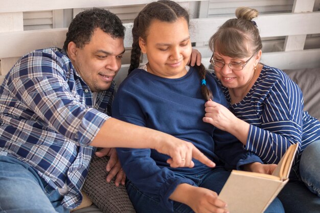 Hoge hoek familie lezingstijd