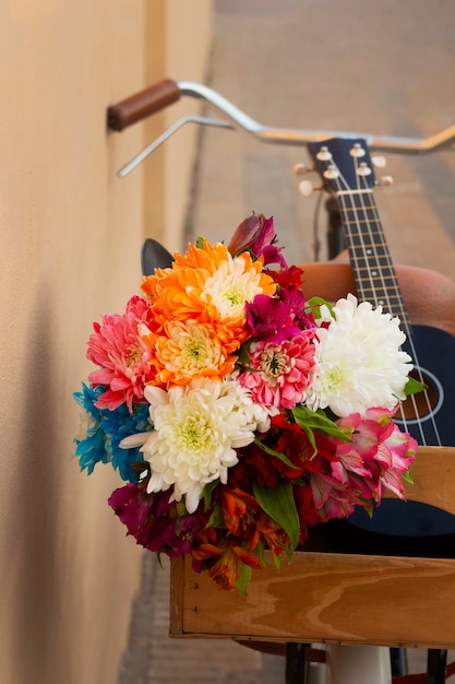 Gratis foto hoge hoek fietsmand met bloemen