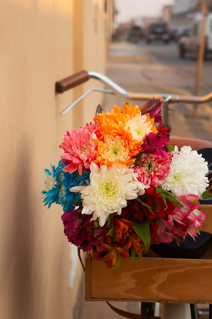 Gratis foto hoge hoek fietsmand met prachtige bloemen