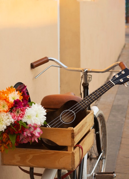 Hoge hoek fietsmand met ukelele en bloemen